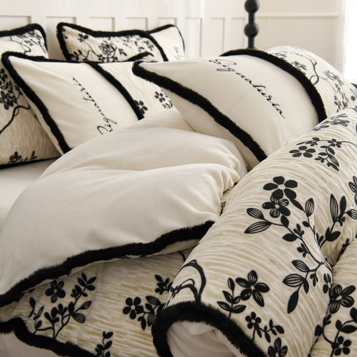 91家纺网 家纺一手货源 找家纺 KA家纺 2025新款冬着色烂花兔毛边绣花款牛奶绒四件套 古韵花香奶白