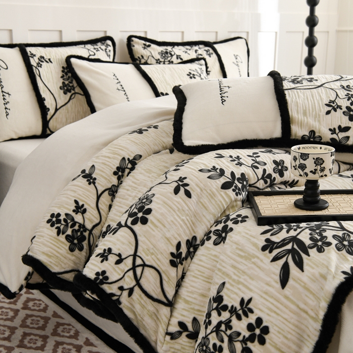 91家纺网 家纺一手货源 找家纺 KA家纺 2025新款冬着色烂花兔毛边绣花款牛奶绒四件套 古韵花香奶白