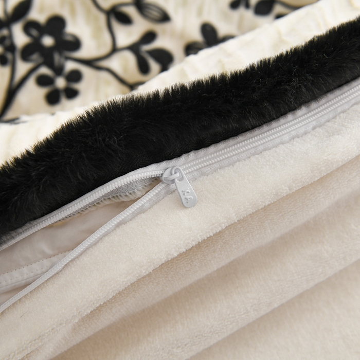 91家纺网 家纺一手货源 找家纺 KA家纺 2025新款冬着色烂花兔毛边绣花款牛奶绒四件套 古韵花香奶白