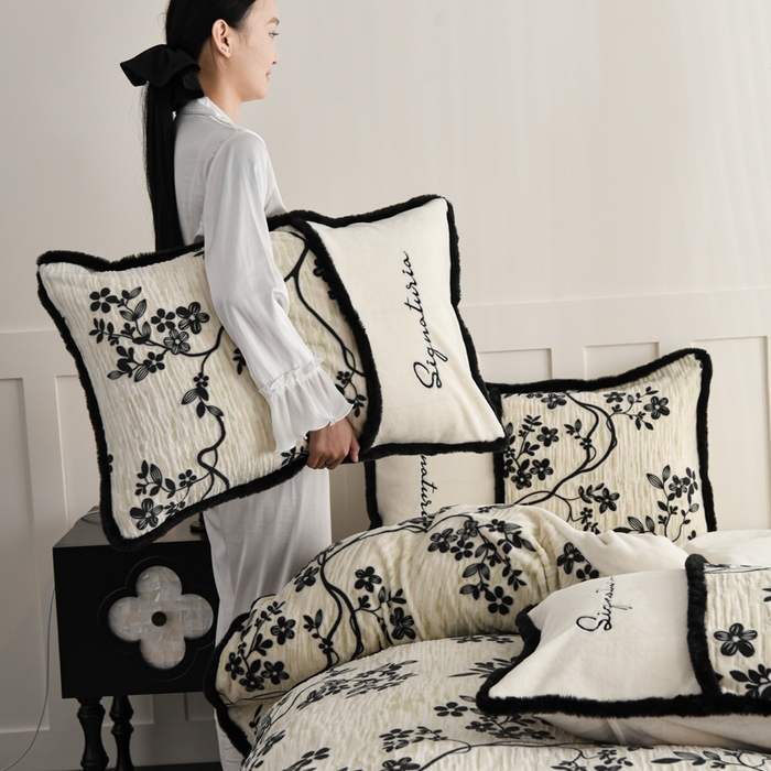 91家纺网 家纺一手货源 找家纺 KA家纺 2025新款冬着色烂花兔毛边绣花款牛奶绒四件套 古韵花香奶白