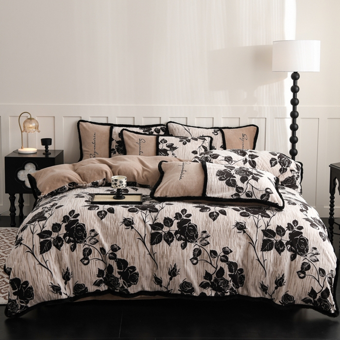 91家纺网 家纺一手货源 找家纺 KA家纺 2025新款冬着色烂花兔毛边绣花款牛奶绒四件套 古韵花香卡其