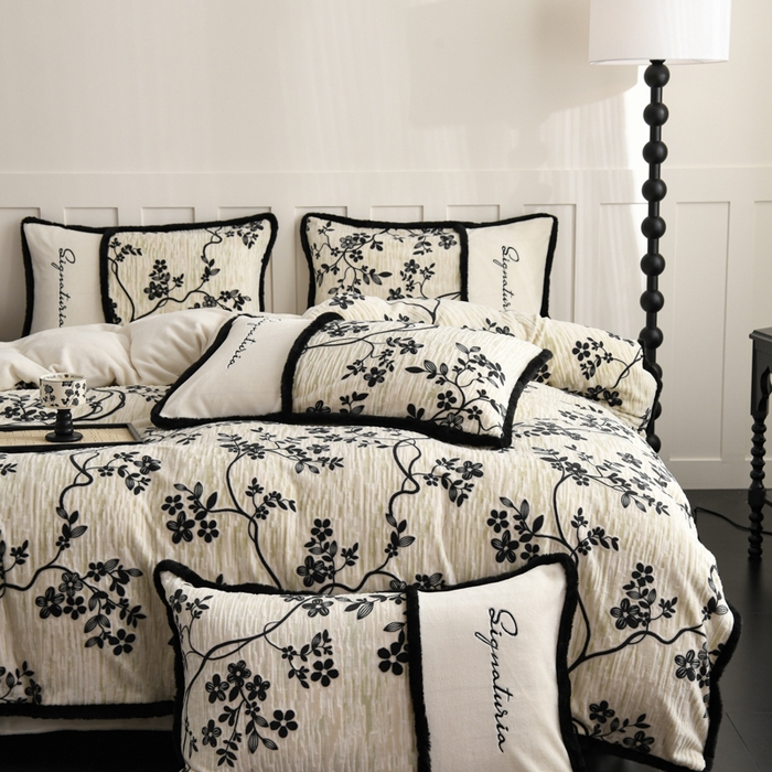 91家纺网 家纺一手货源 找家纺 KA家纺 2025新款冬着色烂花兔毛边绣花款牛奶绒四件套 古韵花香奶白