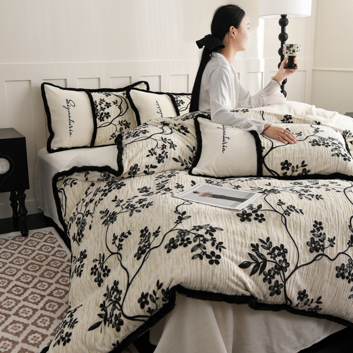 91家纺网 家纺一手货源 找家纺 KA家纺 2025新款冬着色烂花兔毛边绣花款牛奶绒四件套 古韵花香奶白