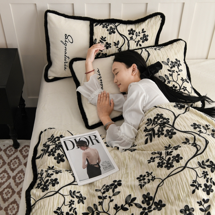 91家纺网 家纺一手货源 找家纺 KA家纺 2025新款冬着色烂花兔毛边绣花款牛奶绒四件套 古韵花香奶白