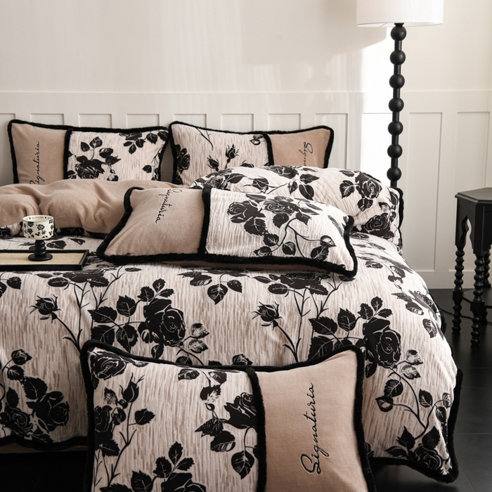 91家纺网 家纺一手货源 找家纺 KA家纺 2025新款冬着色烂花兔毛边绣花款牛奶绒四件套 古韵花香卡其