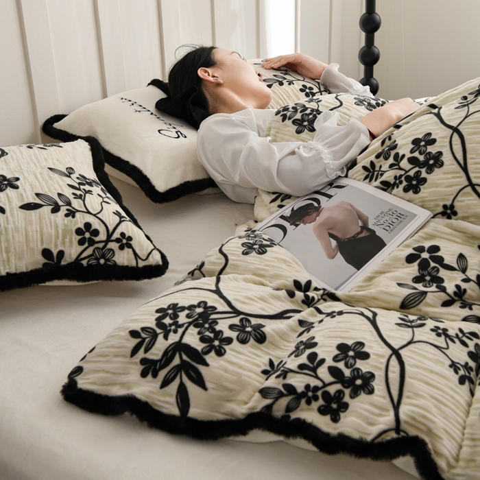 91家纺网 家纺一手货源 找家纺 KA家纺 2025新款冬着色烂花兔毛边绣花款牛奶绒四件套 古韵花香奶白