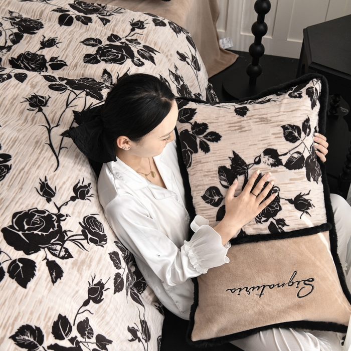 91家纺网 家纺一手货源 找家纺 KA家纺 2025新款冬着色烂花兔毛边绣花款牛奶绒四件套 古韵花香卡其