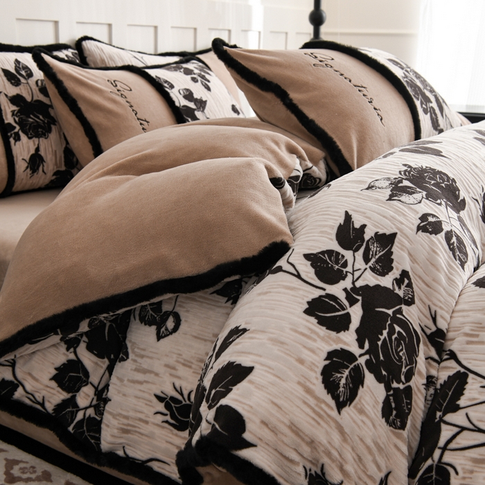 91家纺网 家纺一手货源 找家纺 KA家纺 2025新款冬着色烂花兔毛边绣花款牛奶绒四件套 古韵花香卡其