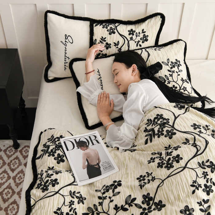 91家纺网 家纺一手货源 找家纺 KA家纺 2025新款冬着色烂花兔毛边绣花款牛奶绒四件套 古韵花香奶白