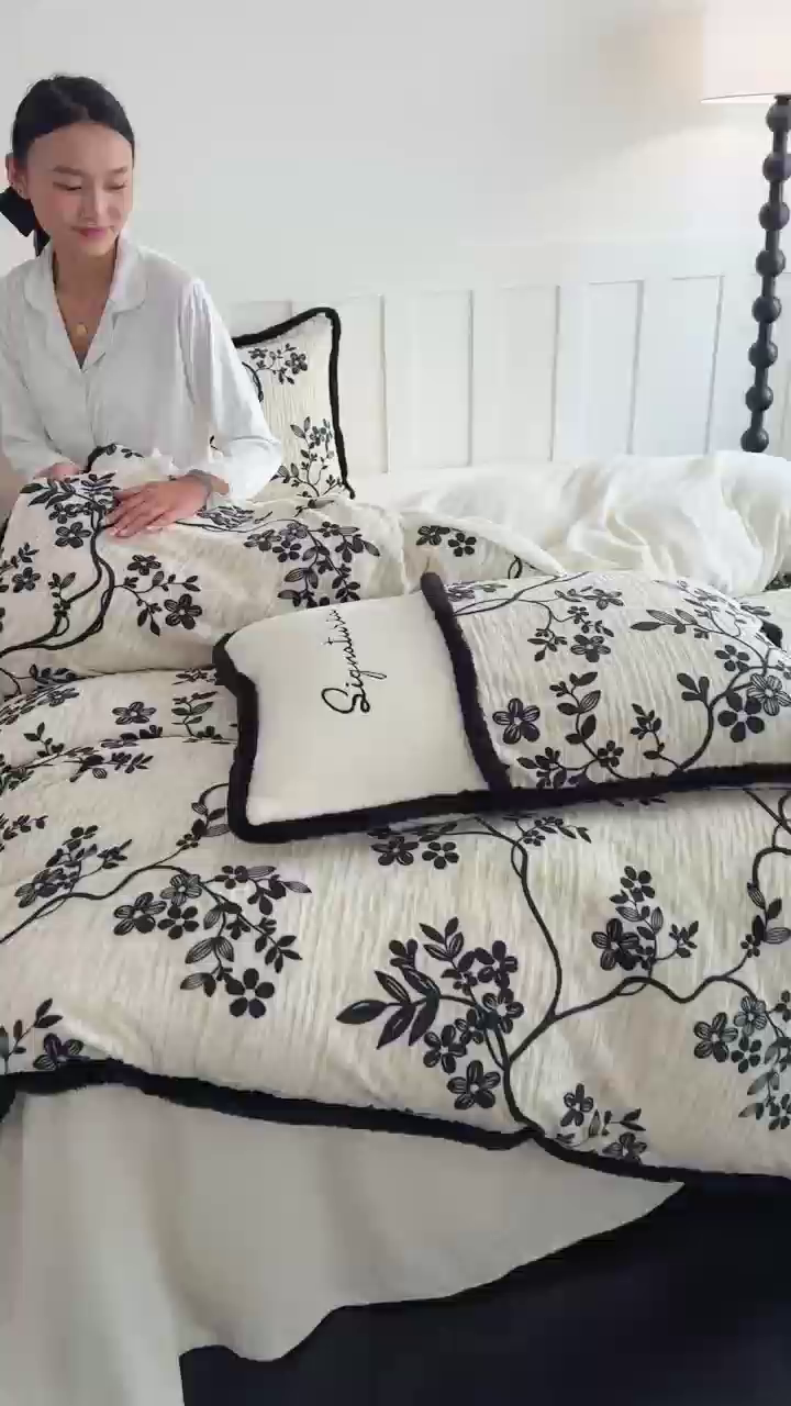 91家纺网 家纺一手货源 找家纺 KA家纺 2025新款冬着色烂花兔毛边绣花款牛奶绒四件套 古韵花香奶白