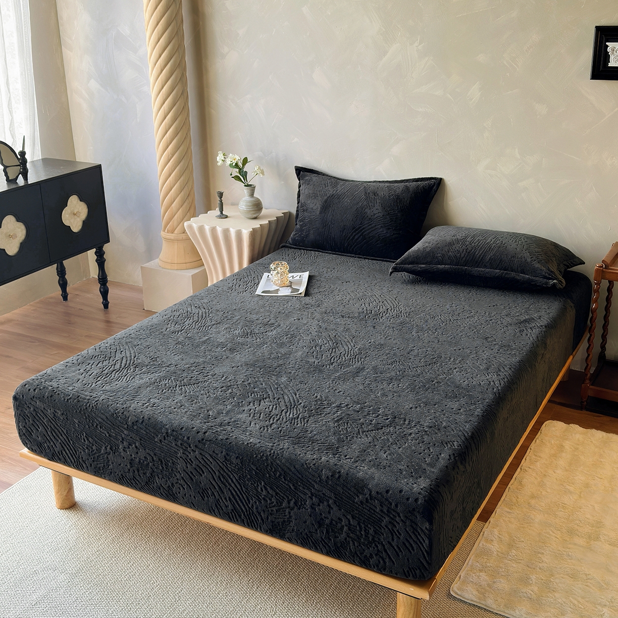 91家纺网 家纺一手货源 找家纺 久云居 2025新款牛奶绒剪花床笠 深邃黑