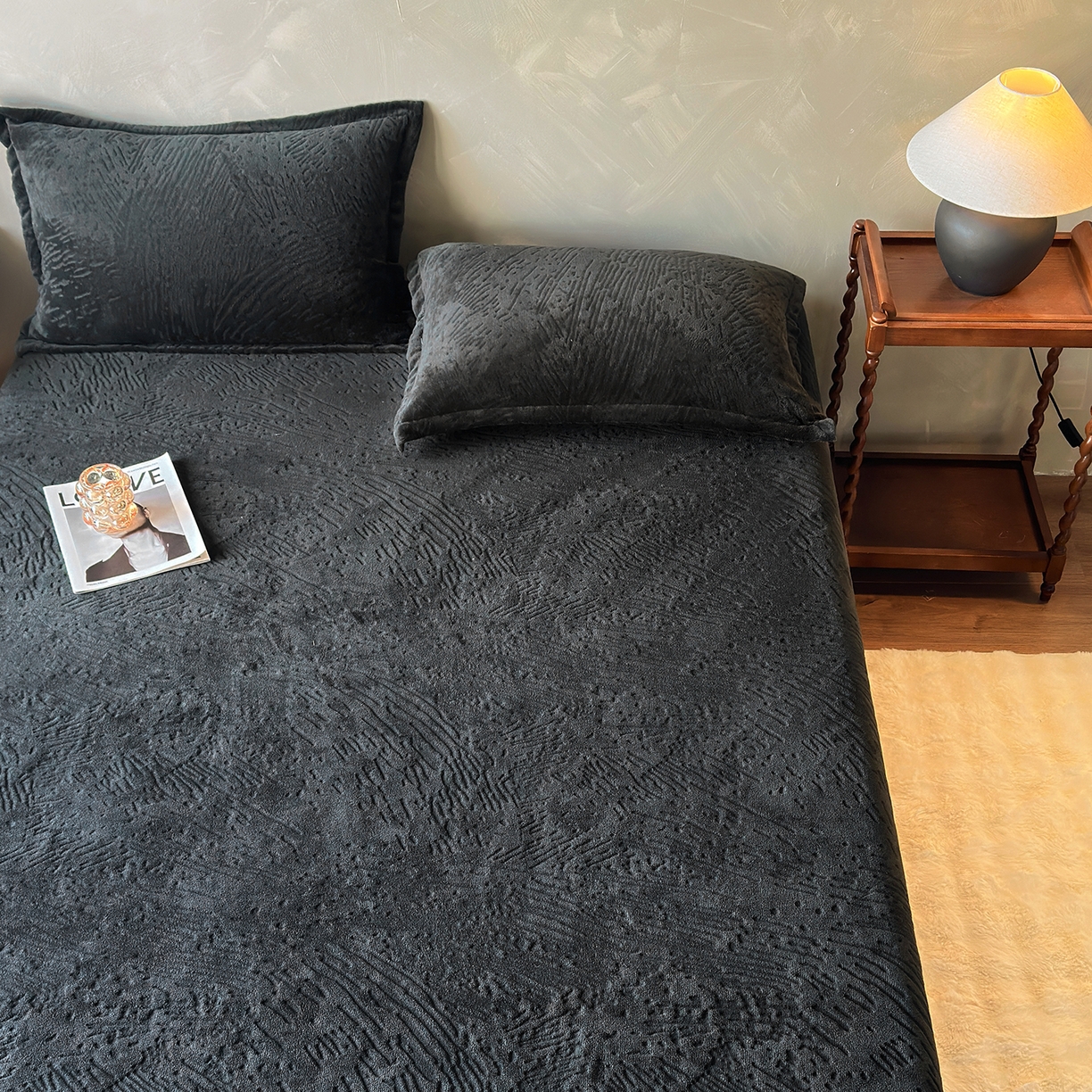 91家纺网 家纺一手货源 找家纺 久云居 2025新款牛奶绒剪花床笠 深邃黑