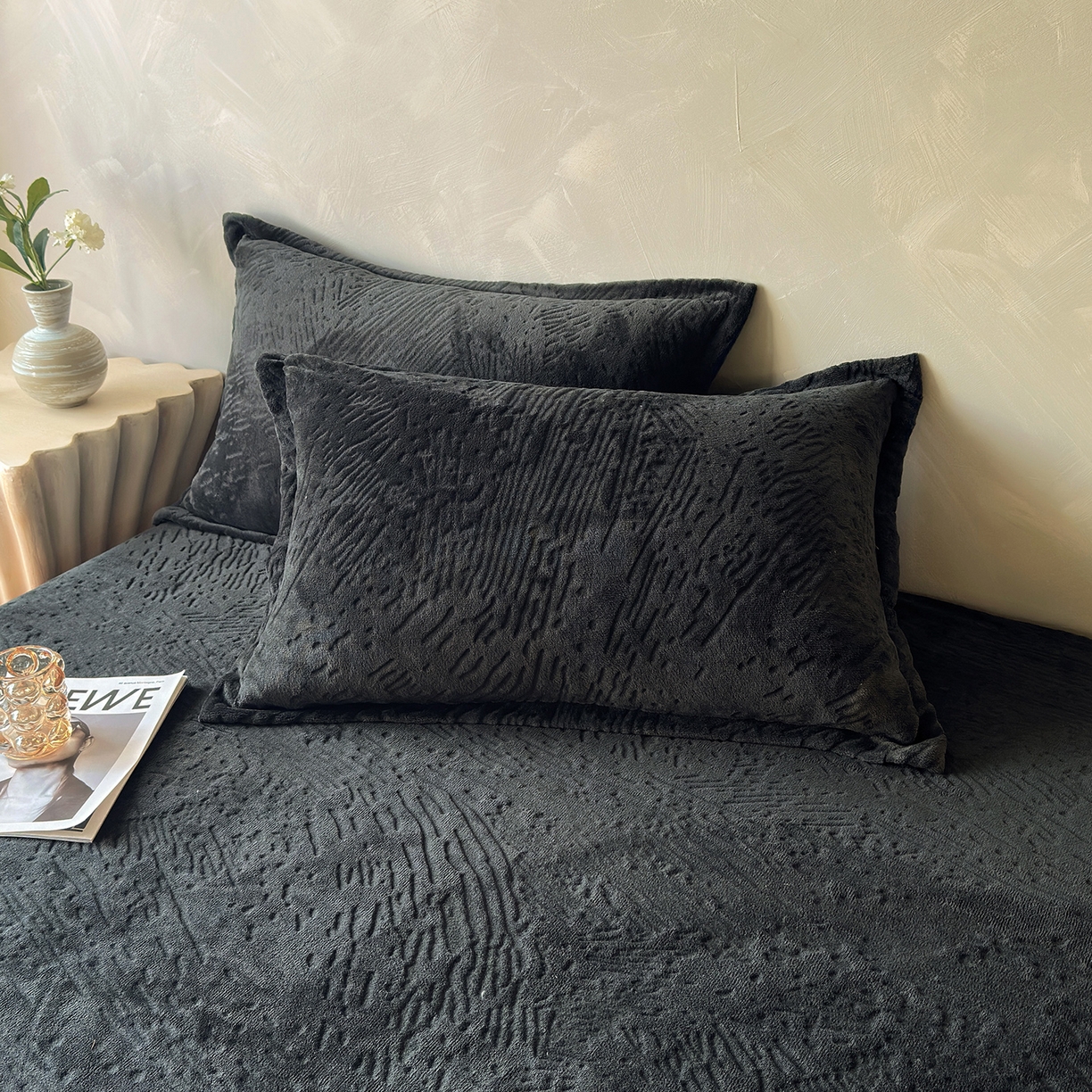 91家纺网 家纺一手货源 找家纺 久云居 2025新款牛奶绒剪花床笠 深邃黑