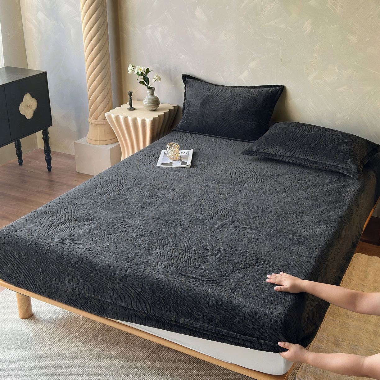 91家纺网 家纺一手货源 找家纺 久云居 2025新款牛奶绒剪花床笠 深邃黑