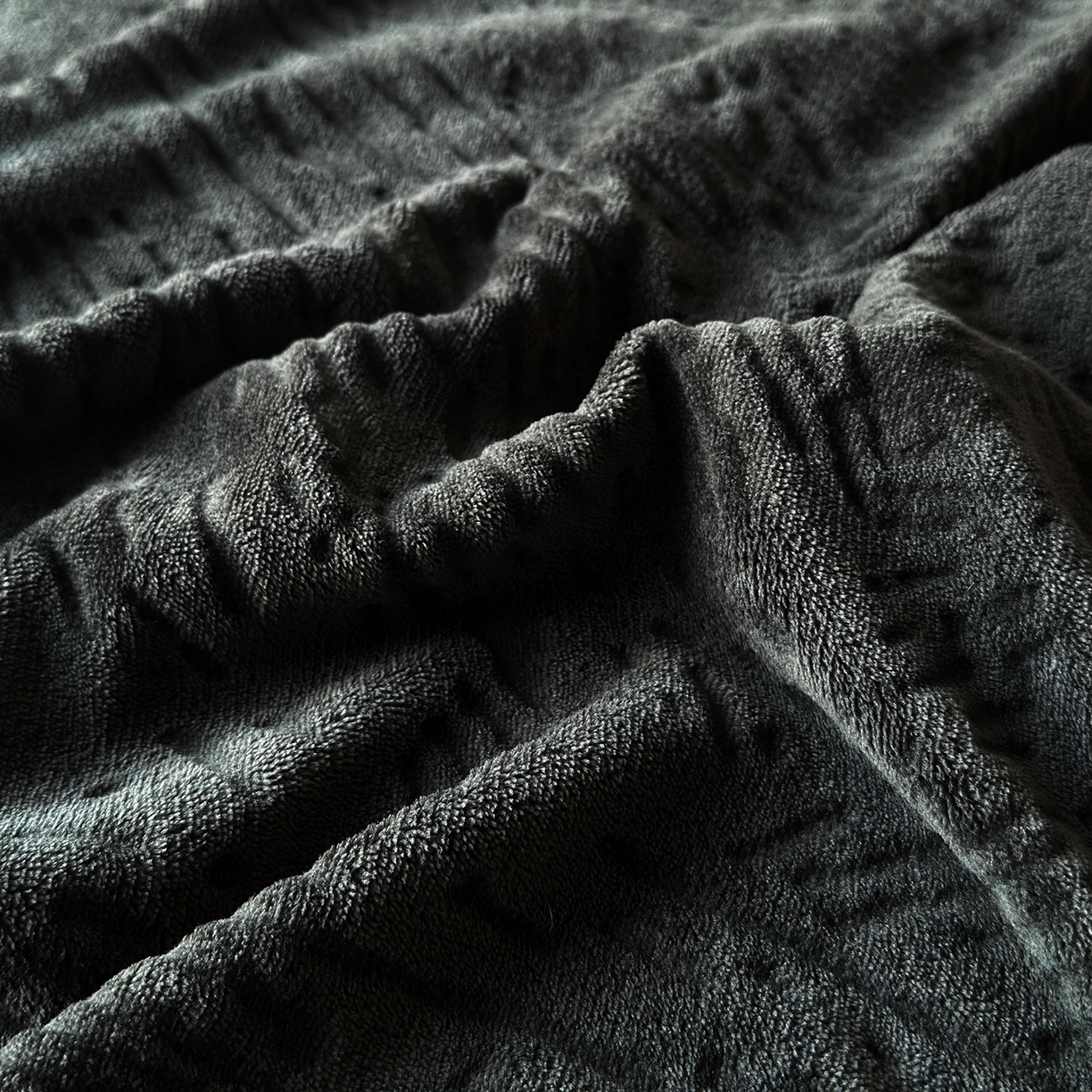 91家纺网 家纺一手货源 找家纺 久云居 2025新款牛奶绒剪花床笠 深邃黑