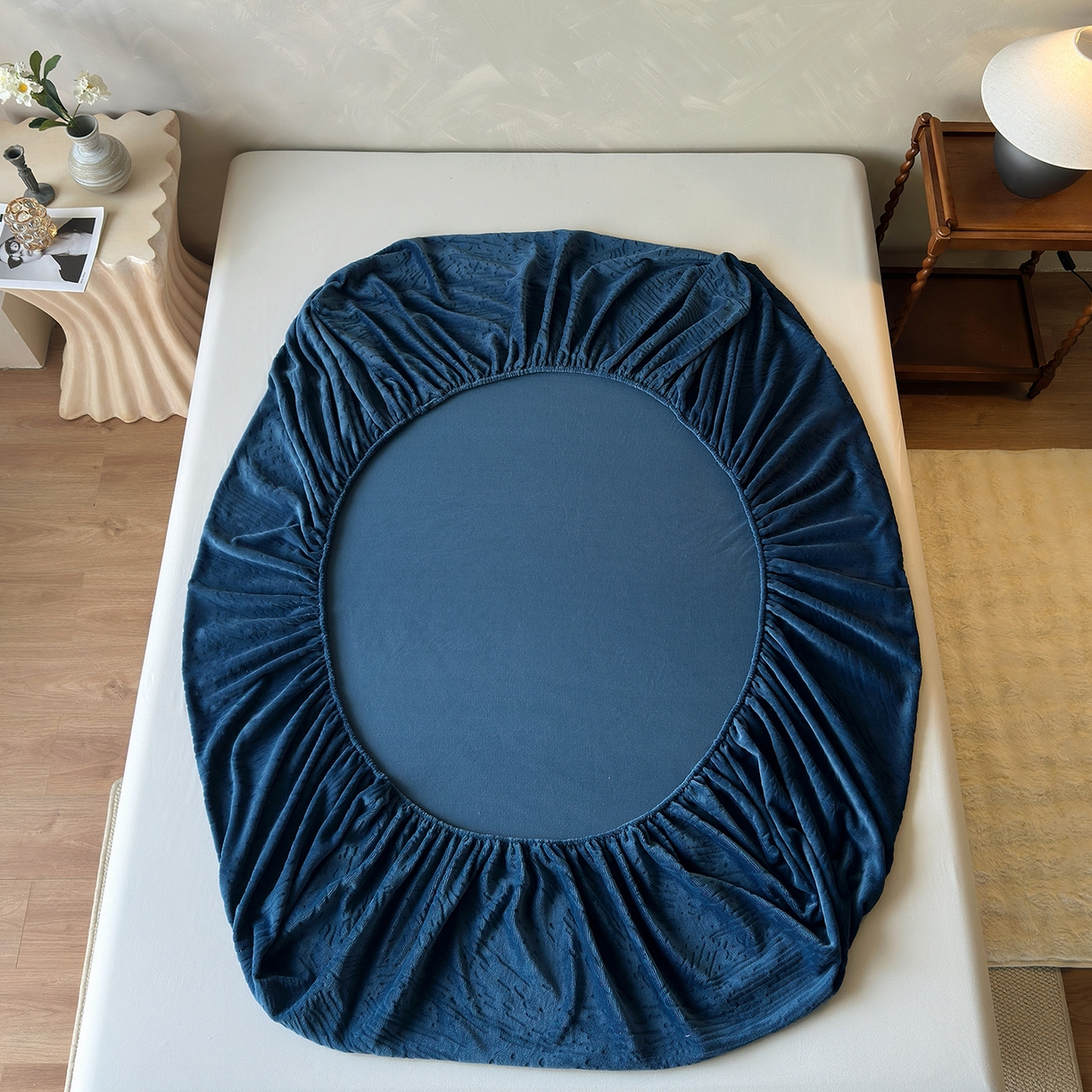 91家纺网 家纺一手货源 找家纺 久云居 2025新款牛奶绒剪花床笠 藏蓝