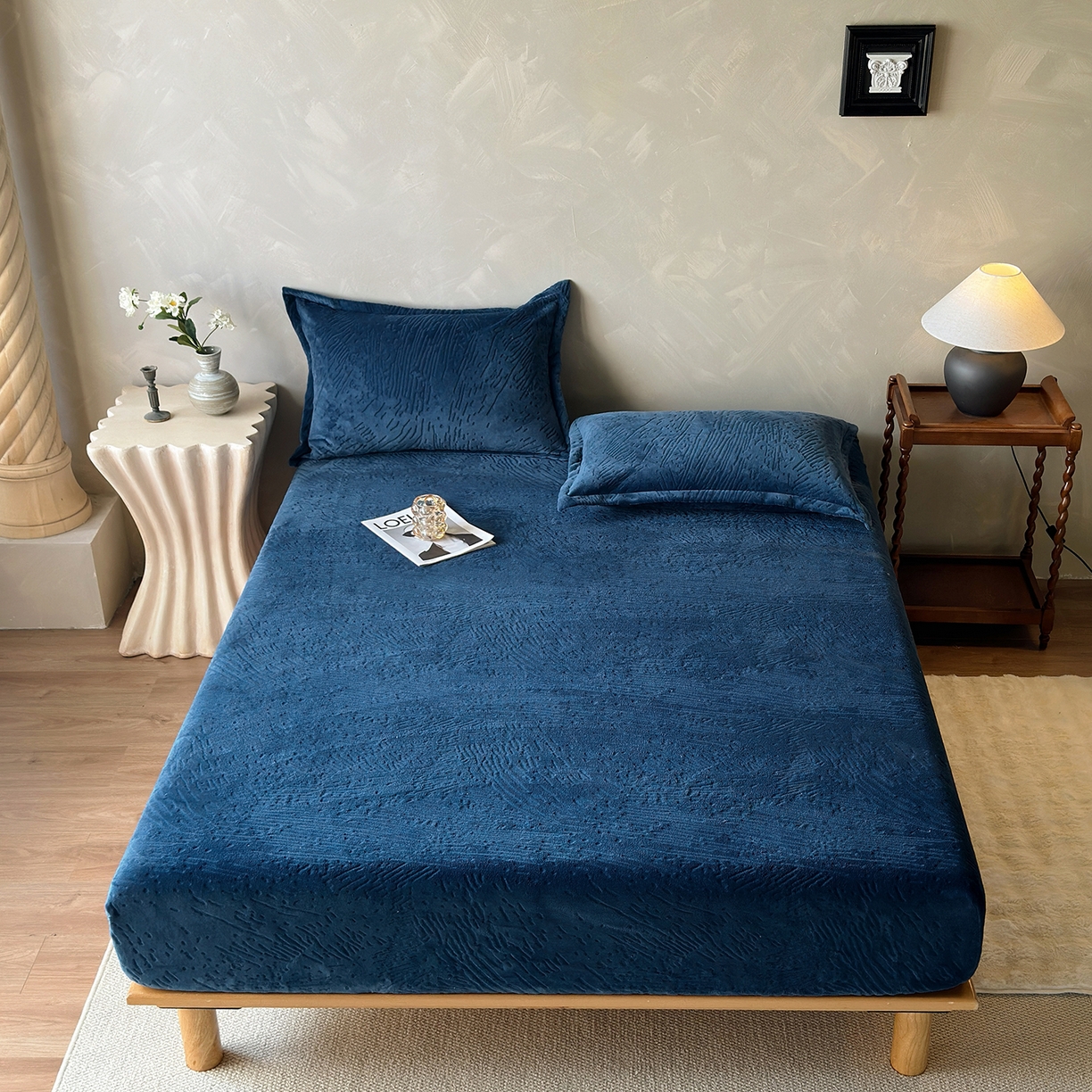 91家纺网 家纺一手货源 找家纺 久云居 2025新款牛奶绒剪花床笠 藏蓝