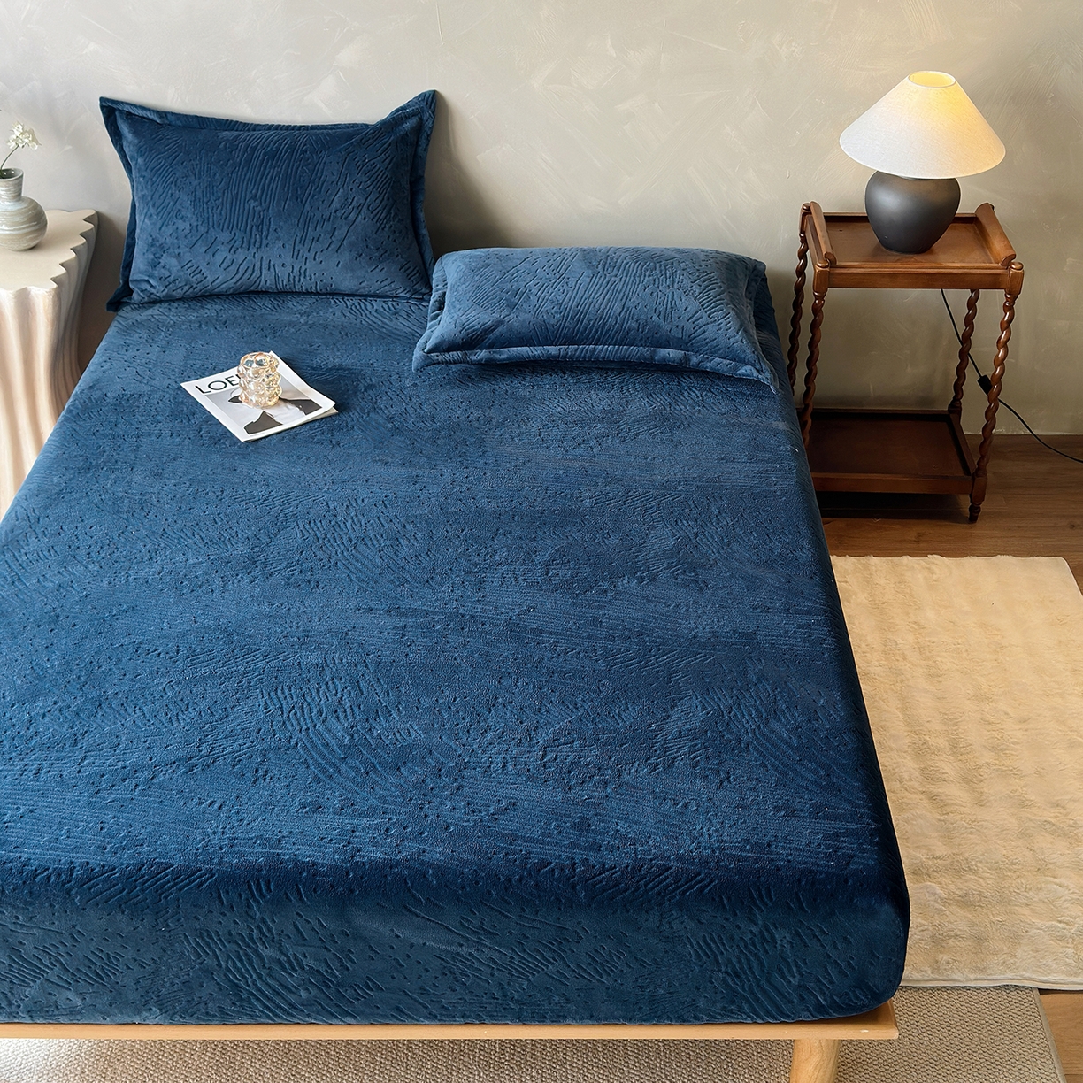 91家纺网 家纺一手货源 找家纺 久云居 2025新款牛奶绒剪花床笠 藏蓝