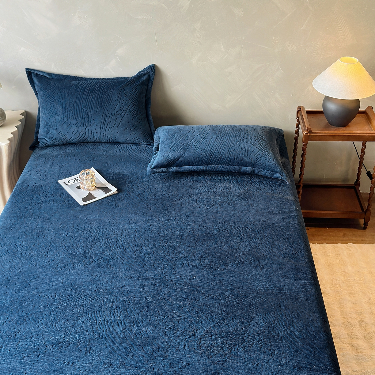 91家纺网 家纺一手货源 找家纺 久云居 2025新款牛奶绒剪花床笠 藏蓝