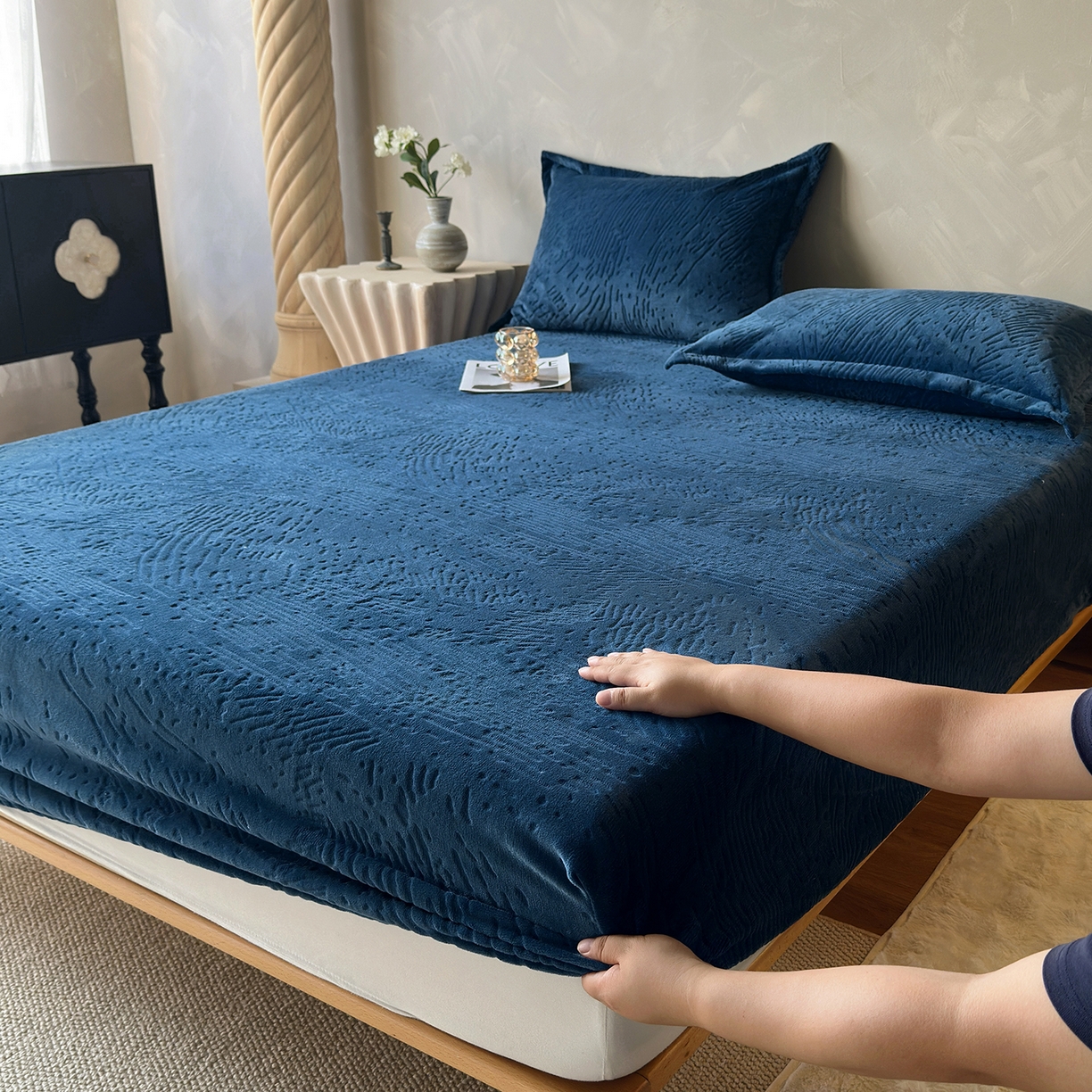 91家纺网 家纺一手货源 找家纺 久云居 2025新款牛奶绒剪花床笠 藏蓝