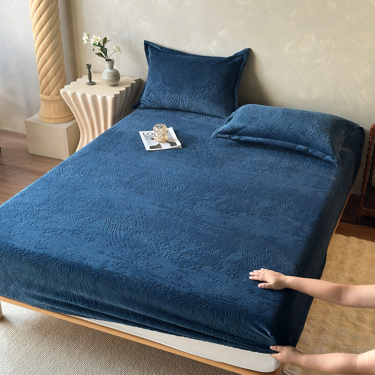 91家纺网 家纺一手货源 找家纺 久云居 2025新款牛奶绒剪花床笠 藏蓝