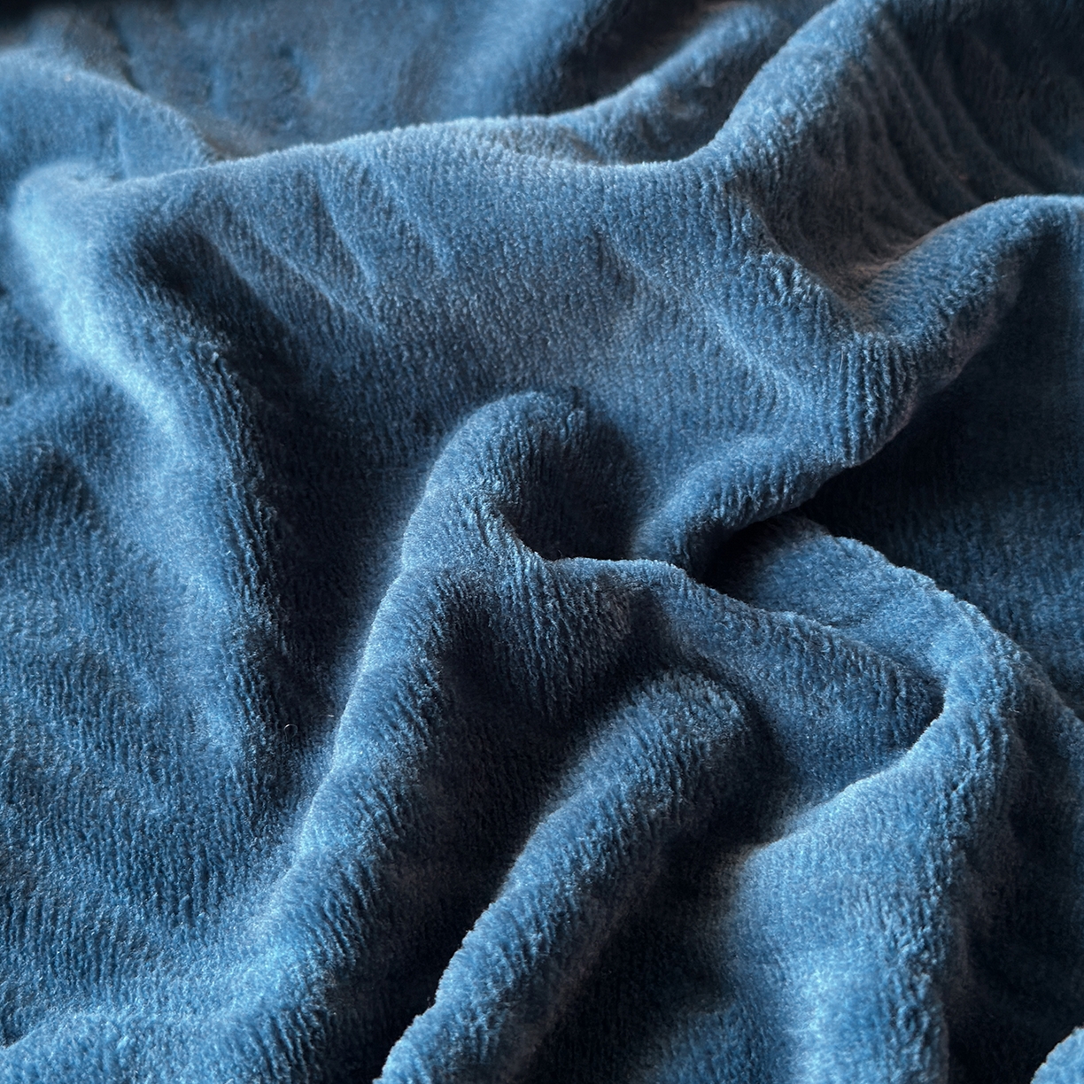 91家纺网 家纺一手货源 找家纺 久云居 2025新款牛奶绒剪花床笠 藏蓝