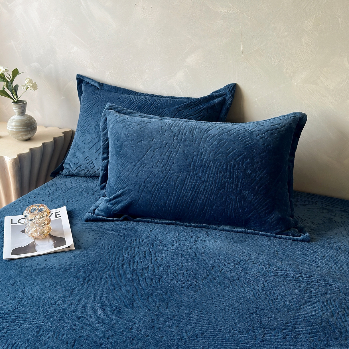 91家纺网 家纺一手货源 找家纺 久云居 2025新款牛奶绒剪花床笠 藏蓝