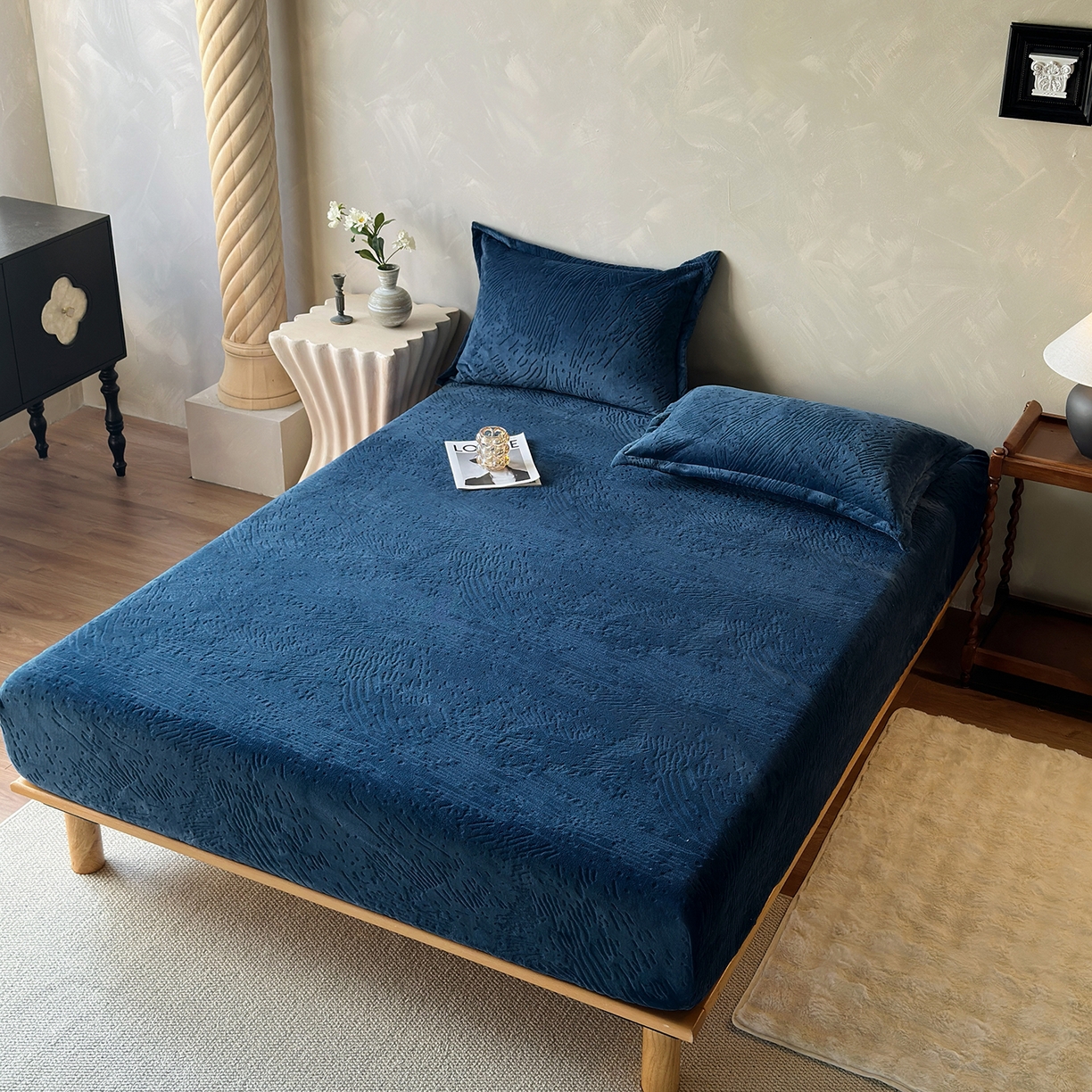 91家纺网 家纺一手货源 找家纺 久云居 2025新款牛奶绒剪花床笠 藏蓝