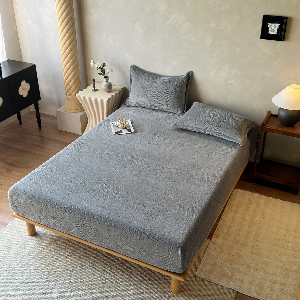 91家纺网 家纺一手货源 找家纺 久云居 2025新款牛奶绒剪花床笠 灰调