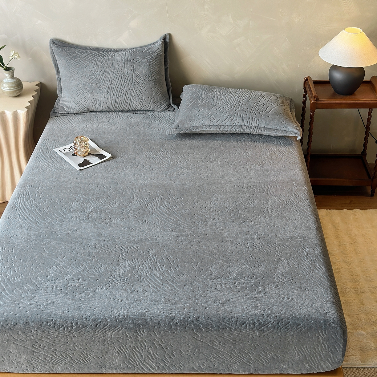 91家纺网 家纺一手货源 找家纺 久云居 2025新款牛奶绒剪花床笠 灰调