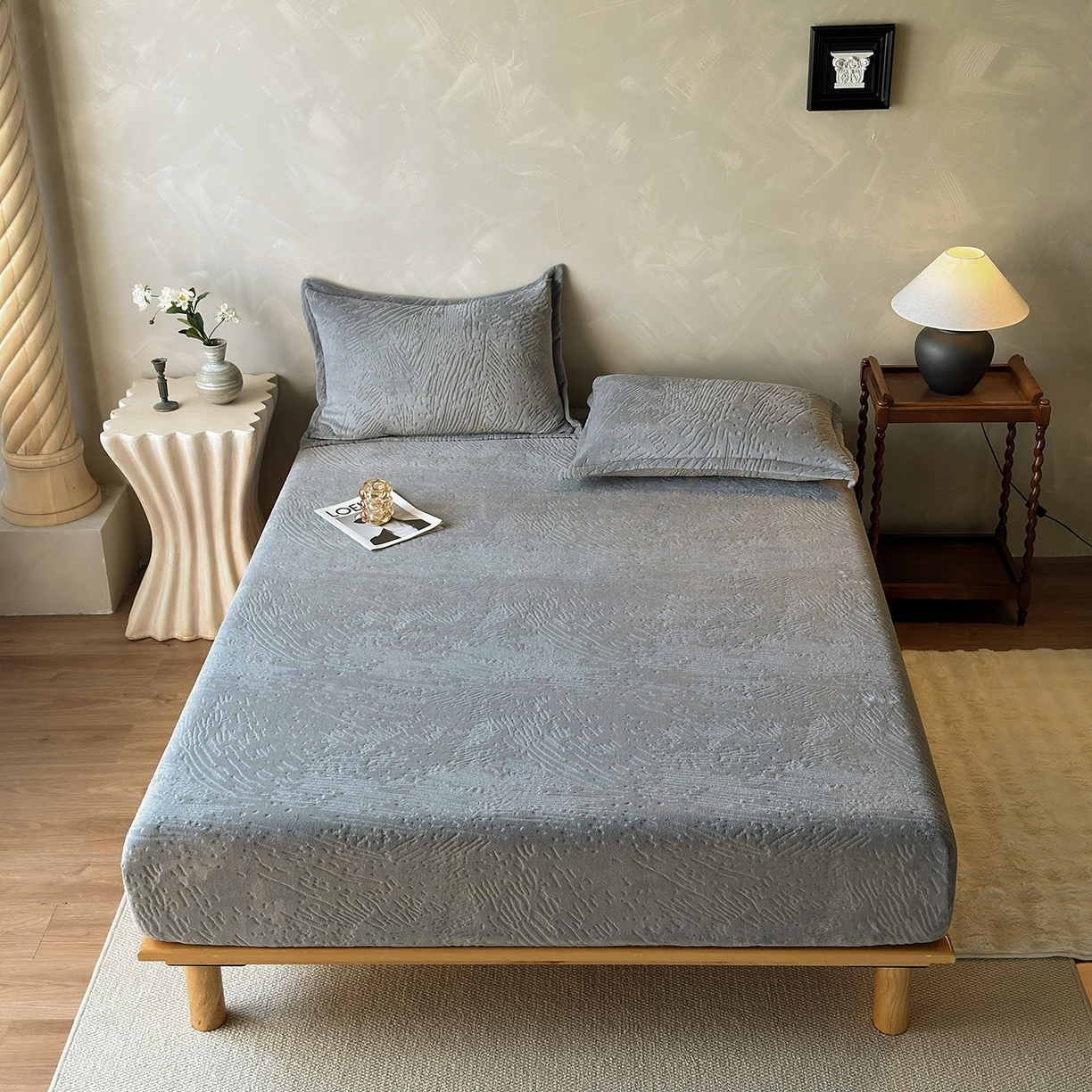 91家纺网 家纺一手货源 找家纺 久云居 2025新款牛奶绒剪花床笠 灰调