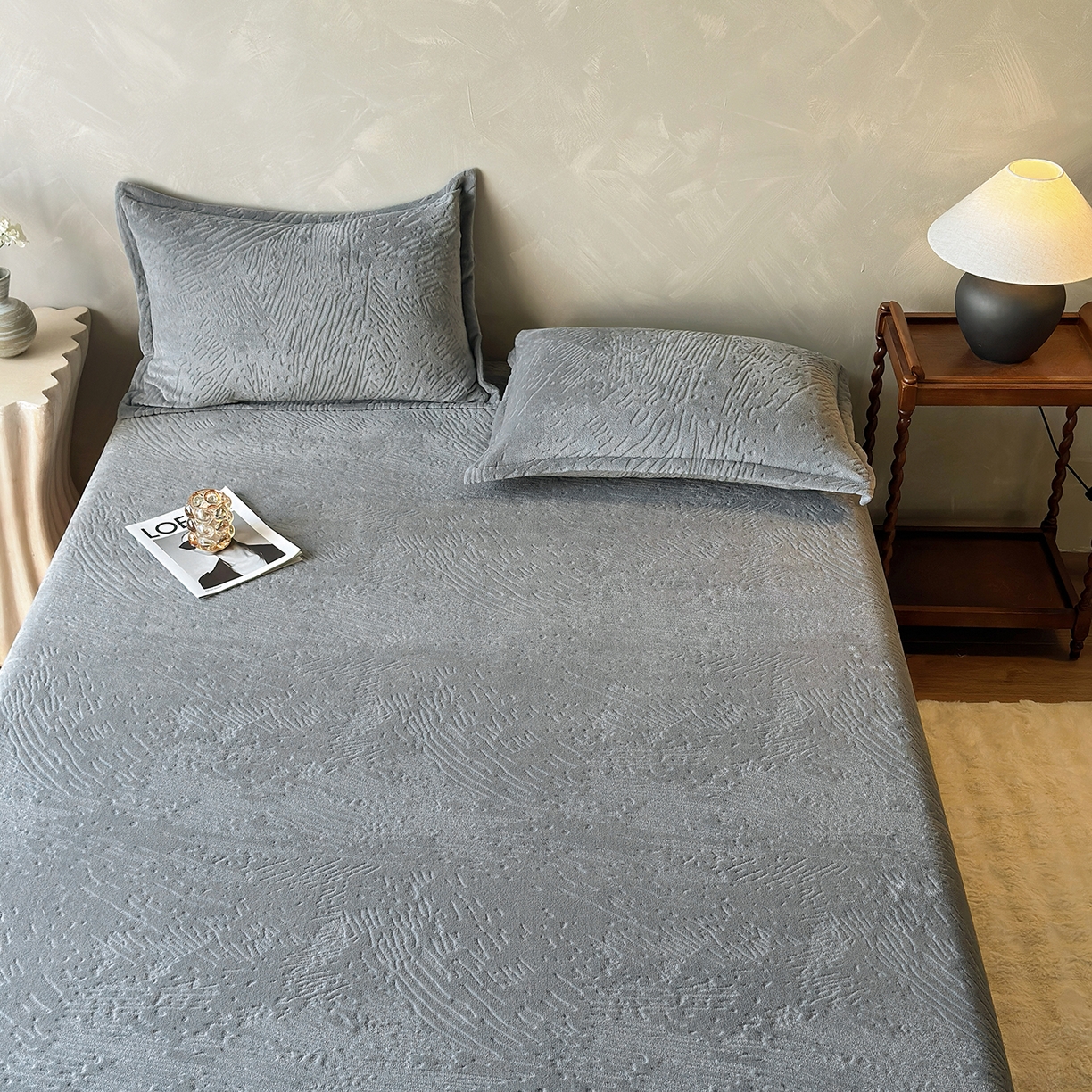 91家纺网 家纺一手货源 找家纺 久云居 2025新款牛奶绒剪花床笠 灰调