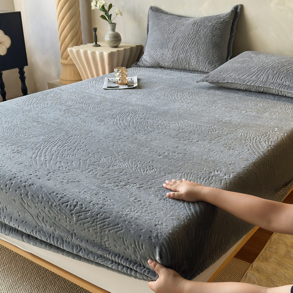 91家纺网 家纺一手货源 找家纺 久云居 2025新款牛奶绒剪花床笠 灰调