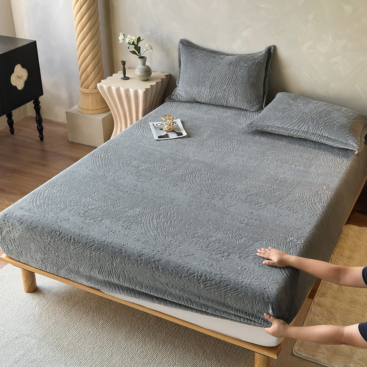 91家纺网 家纺一手货源 找家纺 久云居 2025新款牛奶绒剪花床笠 灰调