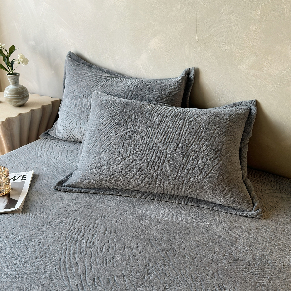 91家纺网 家纺一手货源 找家纺 久云居 2025新款牛奶绒剪花床笠 灰调