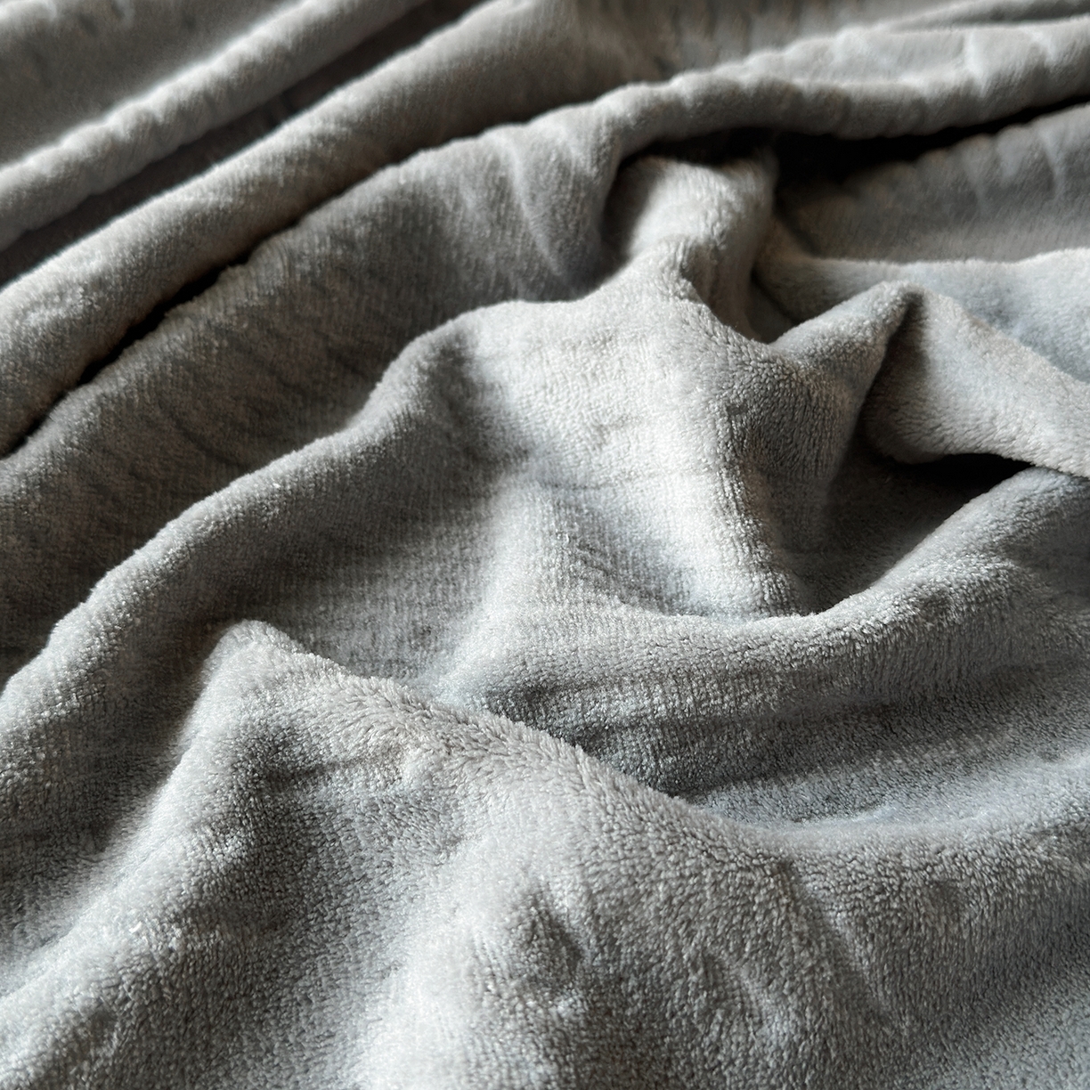 91家纺网 家纺一手货源 找家纺 久云居 2025新款牛奶绒剪花床笠 灰调