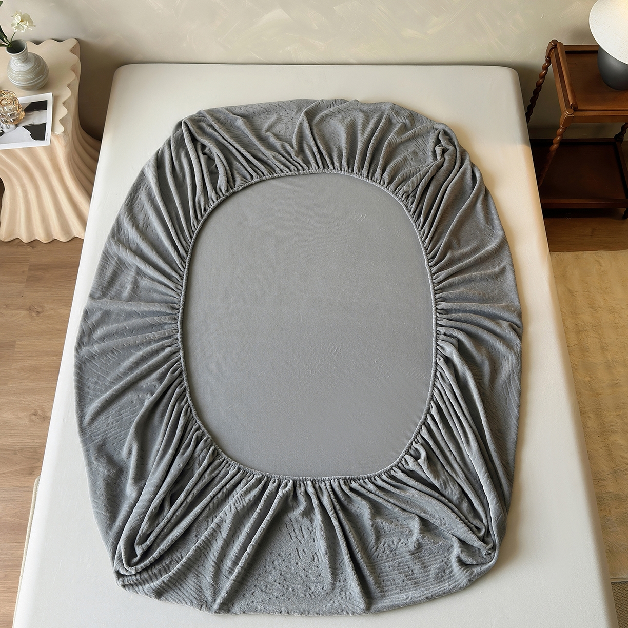 91家纺网 家纺一手货源 找家纺 久云居 2025新款牛奶绒剪花床笠 灰调