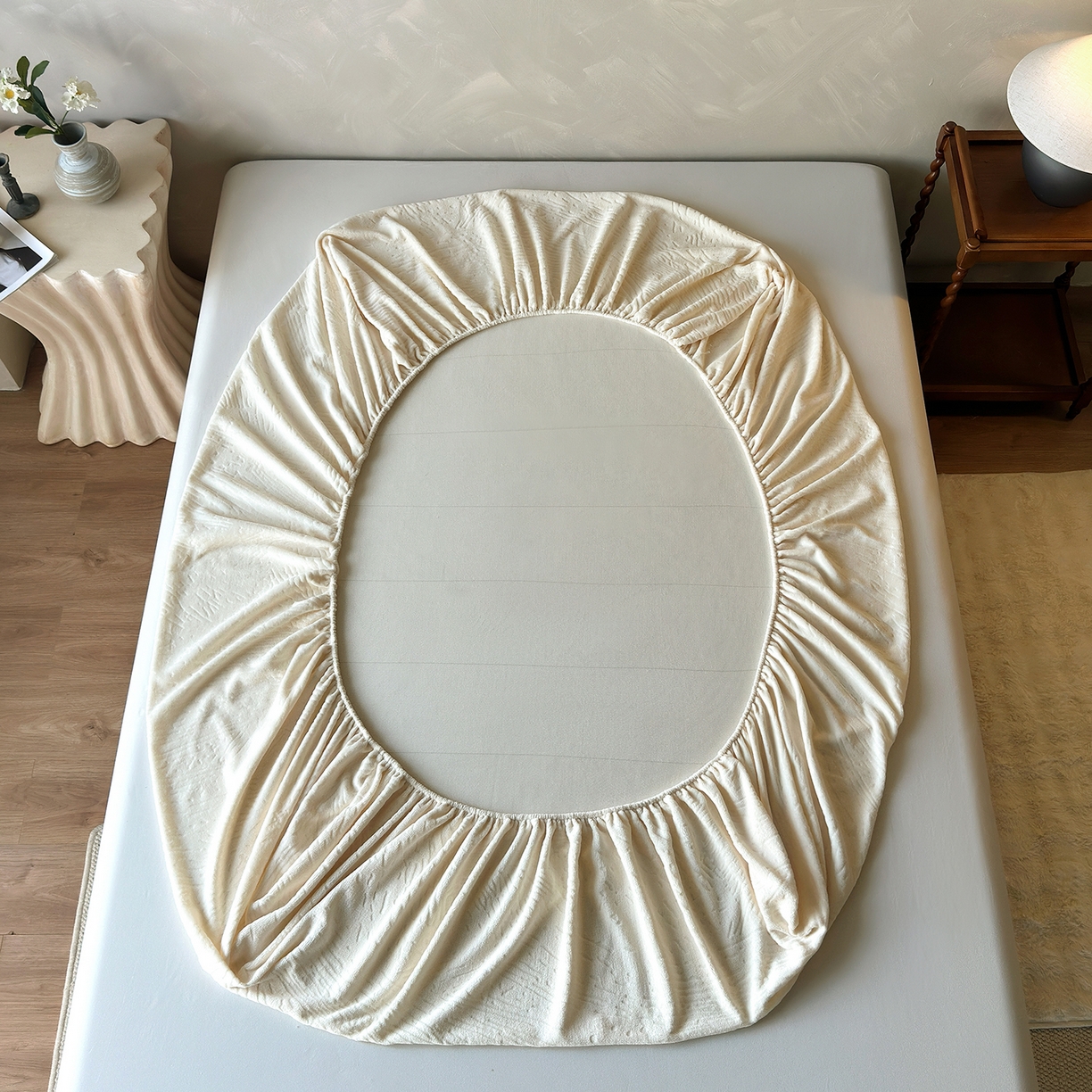 91家纺网 家纺一手货源 找家纺 久云居 2025新款牛奶绒剪花床笠 米白