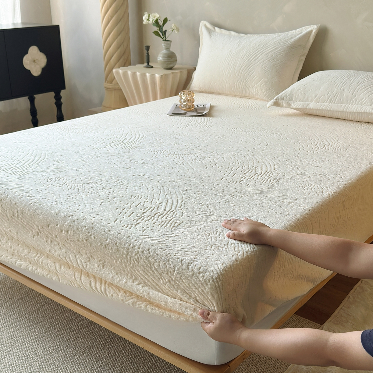 91家纺网 家纺一手货源 找家纺 久云居 2025新款牛奶绒剪花床笠 米白