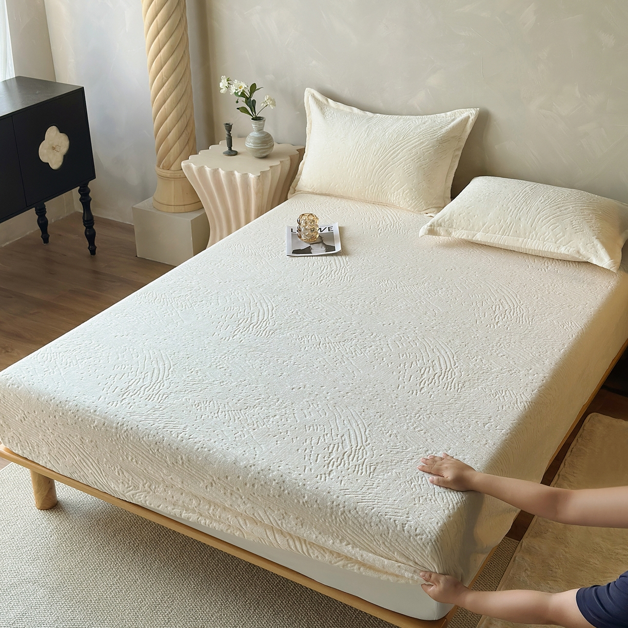 91家纺网 家纺一手货源 找家纺 久云居 2025新款牛奶绒剪花床笠 米白