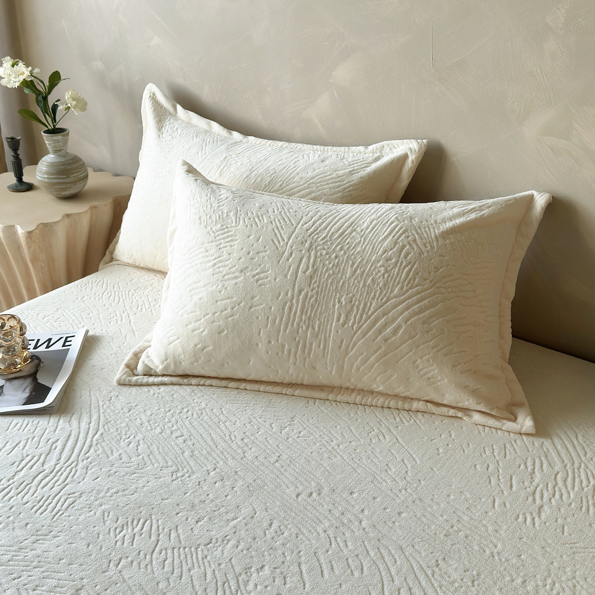 91家纺网 家纺一手货源 找家纺 久云居 2025新款牛奶绒剪花床笠 米白