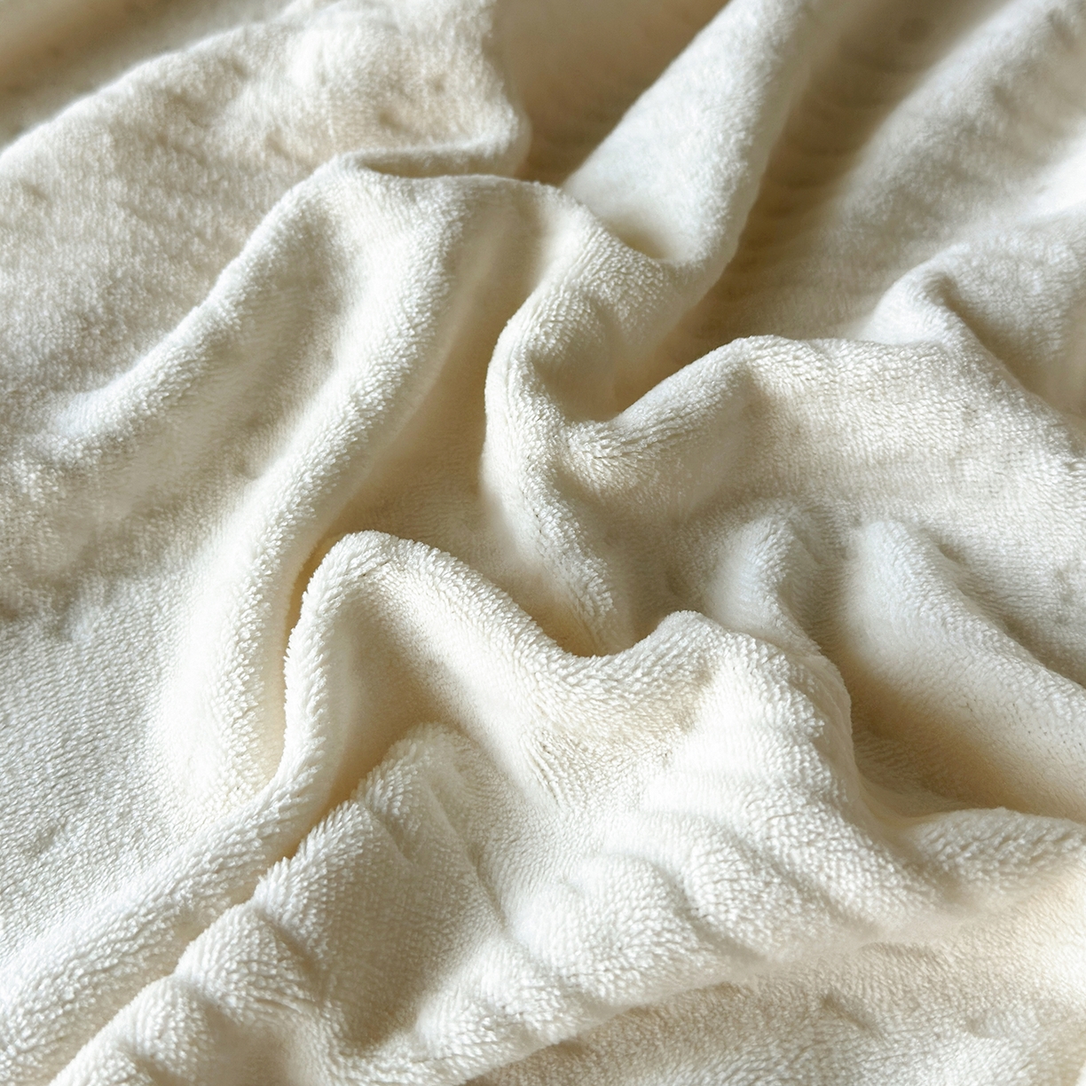 91家纺网 家纺一手货源 找家纺 久云居 2025新款牛奶绒剪花床笠 米白