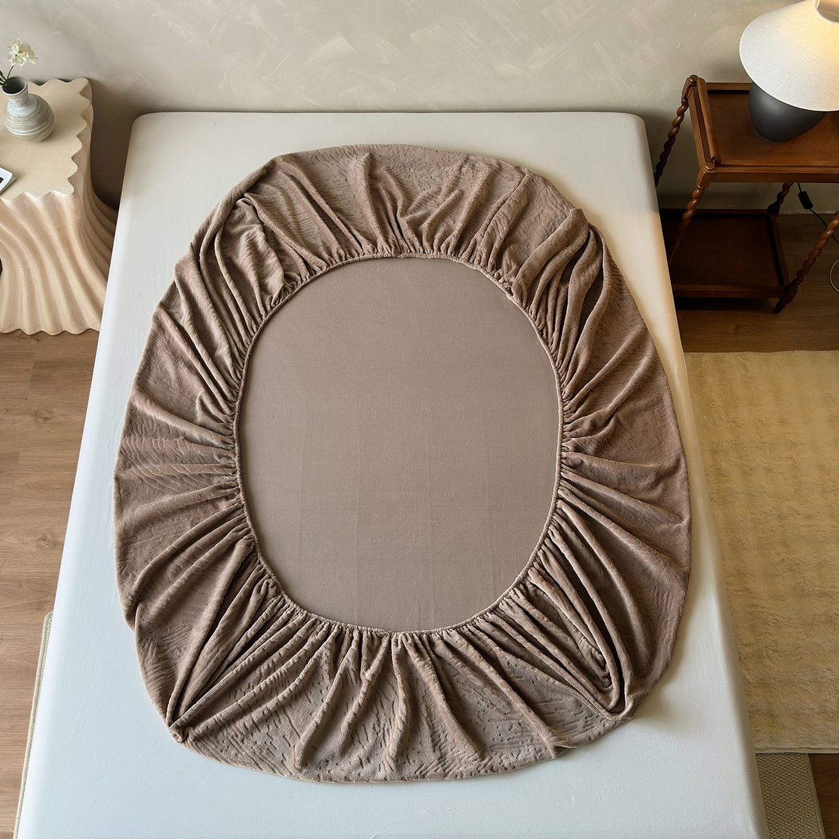 91家纺网 家纺一手货源 找家纺 久云居 2025新款牛奶绒剪花床笠 暖棕