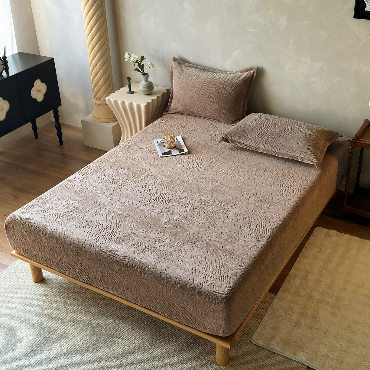 91家纺网 家纺一手货源 找家纺 久云居 2025新款牛奶绒剪花床笠 暖棕