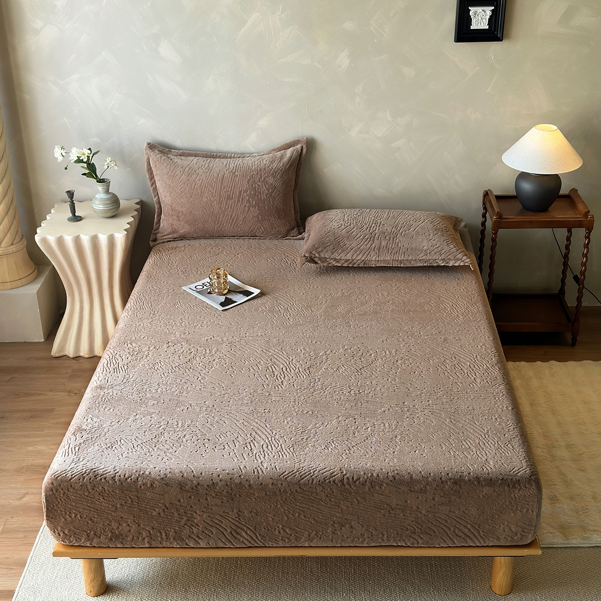 91家纺网 家纺一手货源 找家纺 久云居 2025新款牛奶绒剪花床笠 暖棕