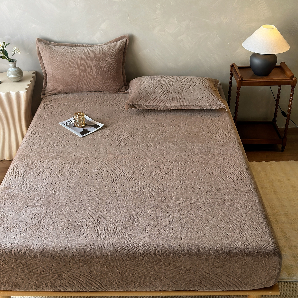 91家纺网 家纺一手货源 找家纺 久云居 2025新款牛奶绒剪花床笠 暖棕