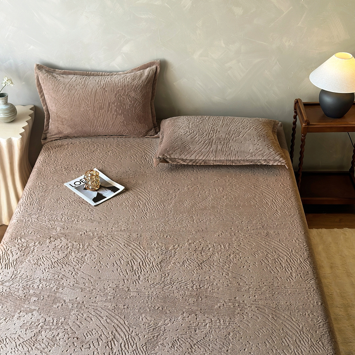 91家纺网 家纺一手货源 找家纺 久云居 2025新款牛奶绒剪花床笠 暖棕