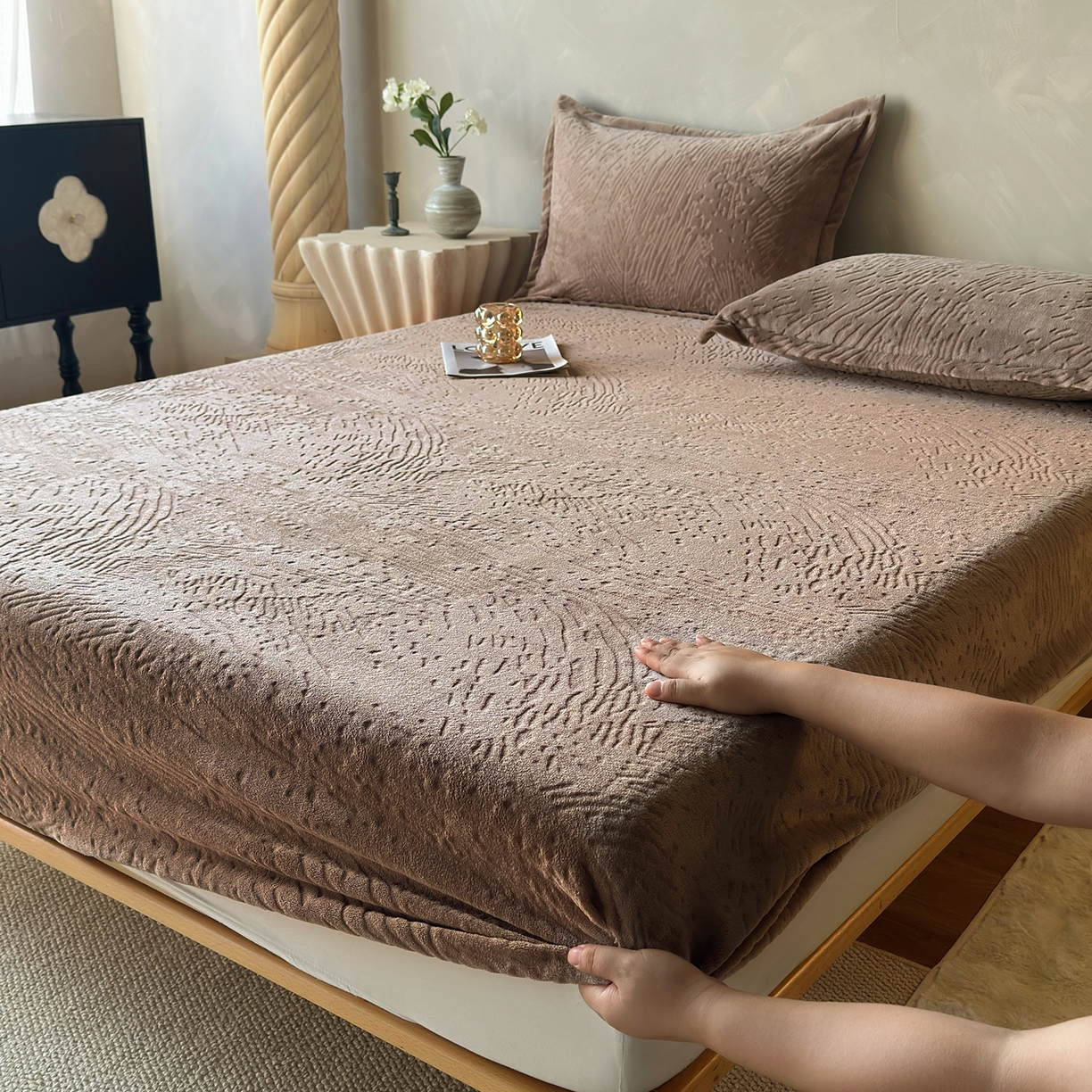 91家纺网 家纺一手货源 找家纺 久云居 2025新款牛奶绒剪花床笠 暖棕