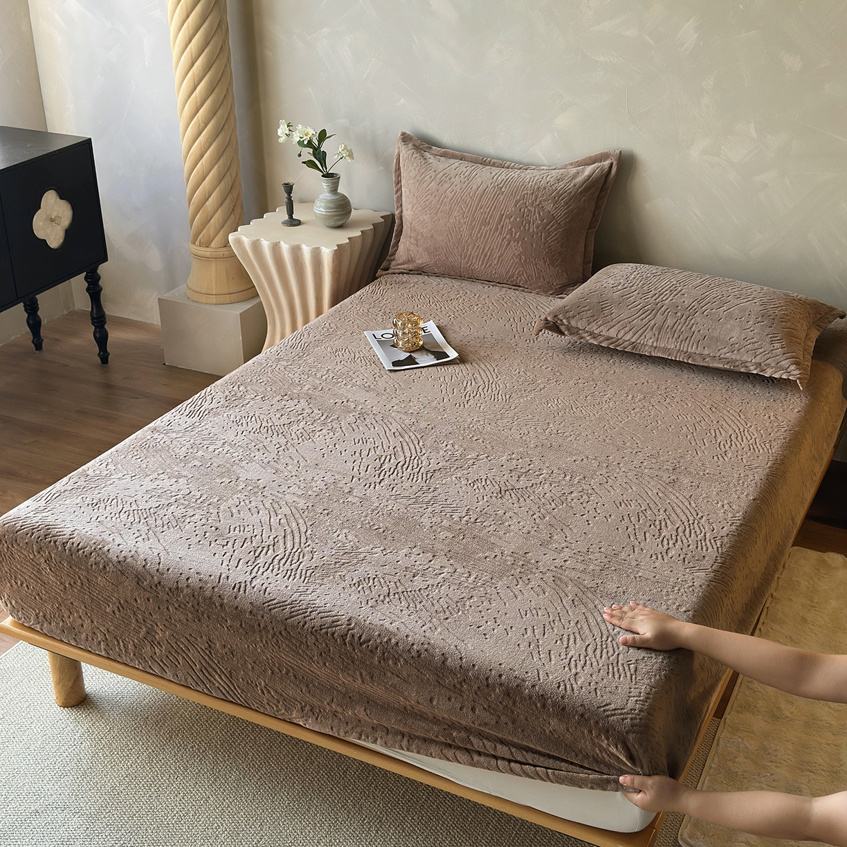 91家纺网 家纺一手货源 找家纺 久云居 2025新款牛奶绒剪花床笠 暖棕