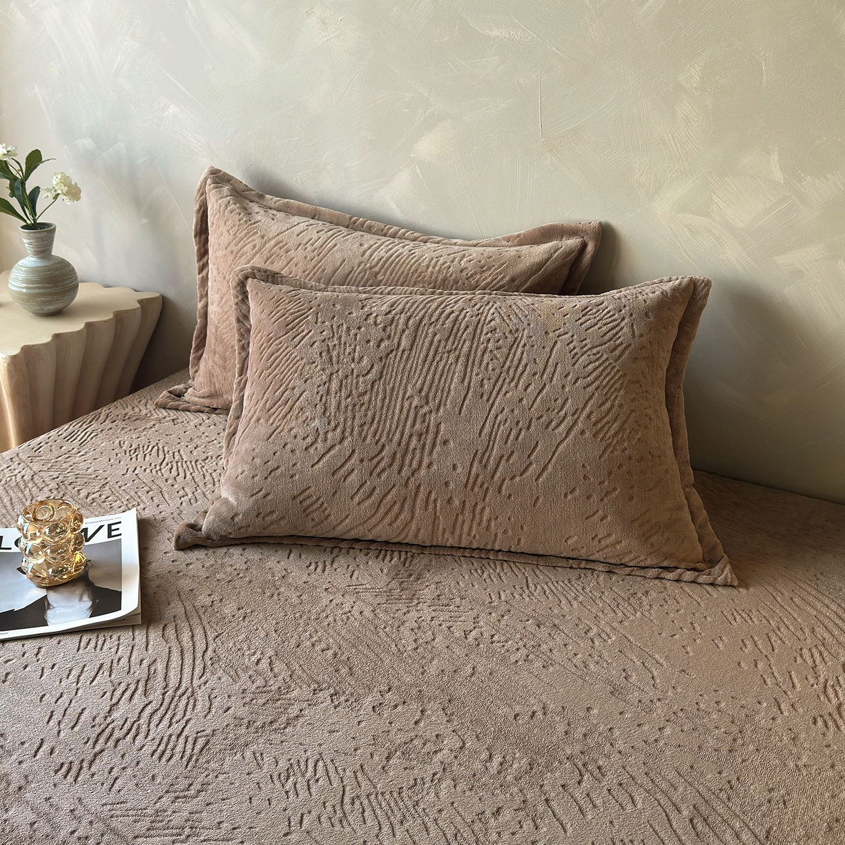 91家纺网 家纺一手货源 找家纺 久云居 2025新款牛奶绒剪花床笠 暖棕